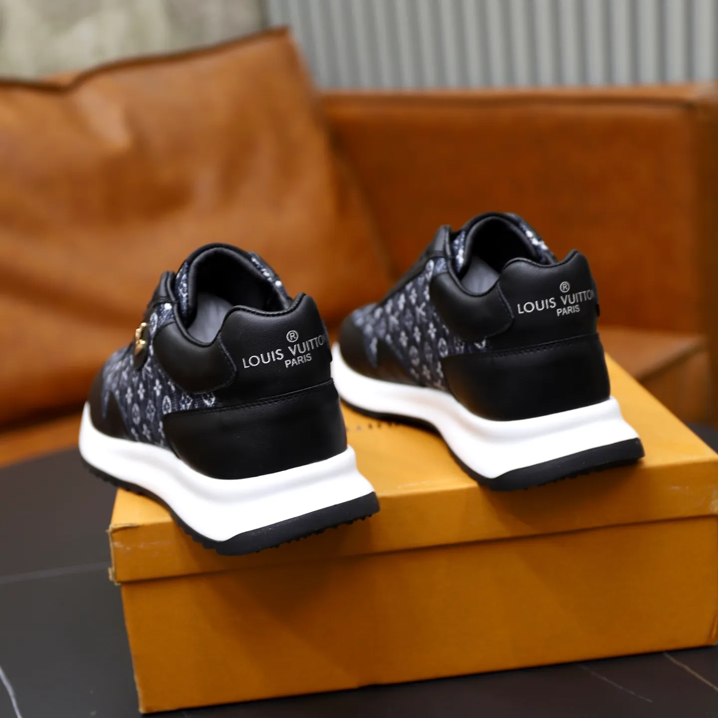 Ex-factory price: 462💰🙅‍♂️🙅‍♂️🙅‍♂️ Brand: LV Louis Vuitton Standard code: 38-44 (45 customized) Grade: Same as the official website Material: Original cowhide stitching brand cloth Comfortable and breathable lining Lightweight and wear-resistant sports outsole Style category: Men's fashion casual shoes Running sneakers Distinguished luxury brand elements Top luxury Color: actual picture color